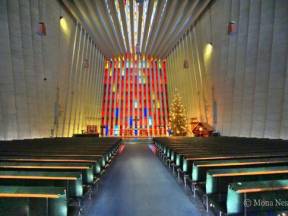 kirkerommet-med-glassmaleri